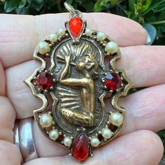 VINTAGE LARGE PENDANT BY CORO CHERUB ANGEL PLAYING FLUTE RED RHINESTONES PEARLS - Picture 1 of 16